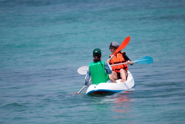 Giovani donne kayak giù un mare — Foto Stock