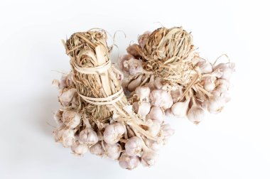 Beyaz üzerine izole edilmiş taze sarımsak.