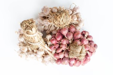 soğan ve sarımsak üzerinde beyaz izole 