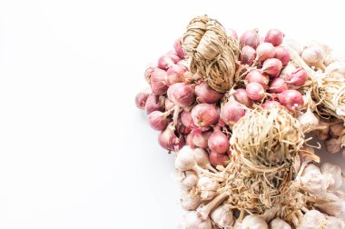 soğan ve sarımsak üzerinde beyaz izole 