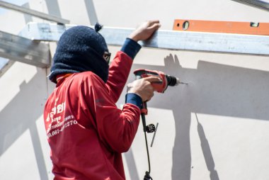 İnşaatçılar evleri inşa ediyoruz