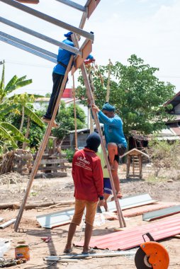 İnşaatçılar evleri inşa ediyoruz
