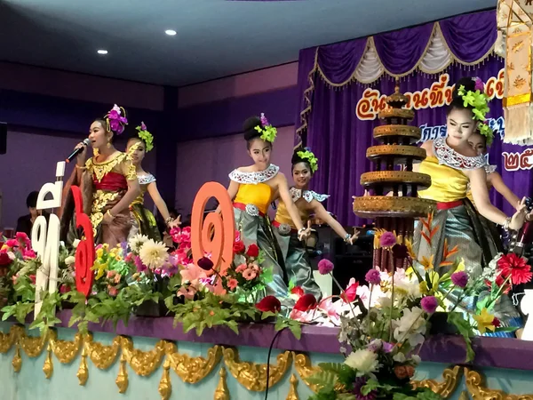 El famoso espectáculo de cultura tailandesa y bailes tradicionales — Foto de Stock