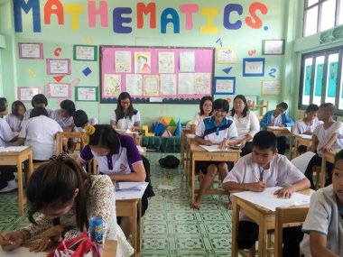 Tay öğrencileri sınıfta oturur