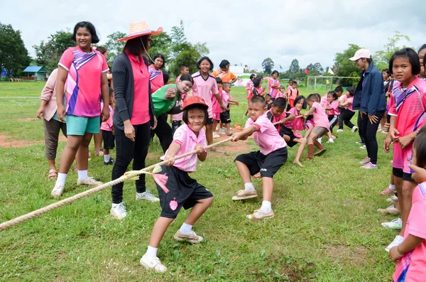 Compete in tug of war shown — Stock Photo, Image