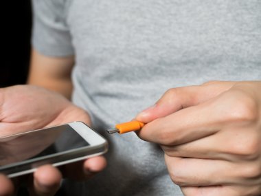 Güç bağlantı noktası ile cep telefonunu recharing dostum