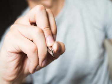 Yazma ve kopya alanı ile havadaki çizim kalem tutan adam