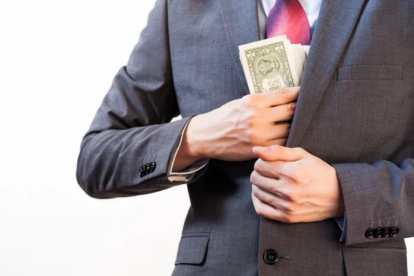 Obchodní muž schovává peníze v kapse saka — Stock fotografie