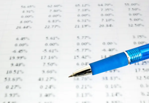 Modré pero na finanční údaje (zaměření na pero, rozmazané, údaje) — Stock fotografie