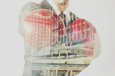 Boks eldivenleri bir yumruk gökdelen arka plan ile başlatılması ile işadamı çift pozlama