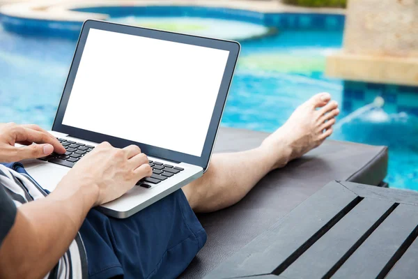 Κοροϊδεύω οθόνη φορητού υπολογιστή που χρησιμοποιεί ένας άνδρας στην πισίνα στις διακοπές - εργασία οπουδήποτε και internet ΕΝΝΟΙΑ ΤΗΣ ΕΡΓΑΣΙΑΣ — Φωτογραφία Αρχείου