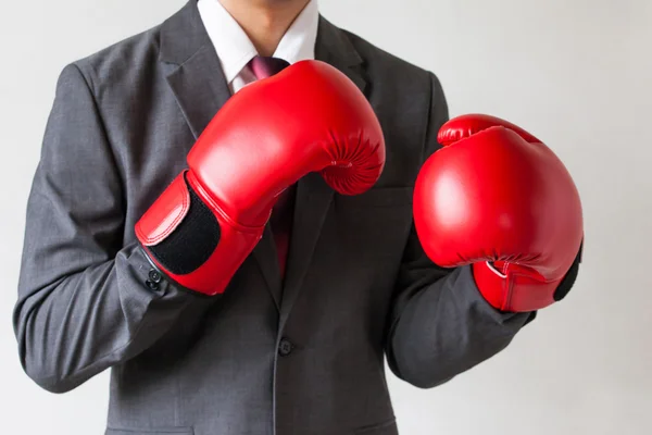 Empresario en guantes de boxeo guardando aislado sobre fondo blanco — Foto de Stock