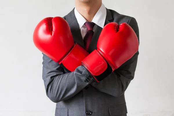 Empresario en guantes de boxeo protegiendo aislado — Foto de Stock