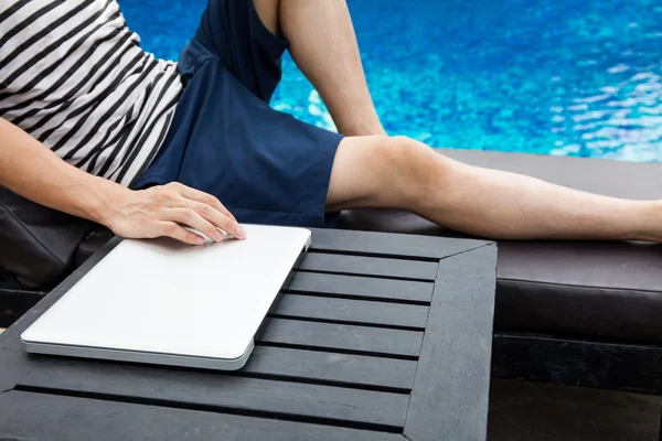 Dijital göçebe insanların yaz tatili - rahatlatıcı herhangi bir yerde çalışma ve pasif gelir kavramı