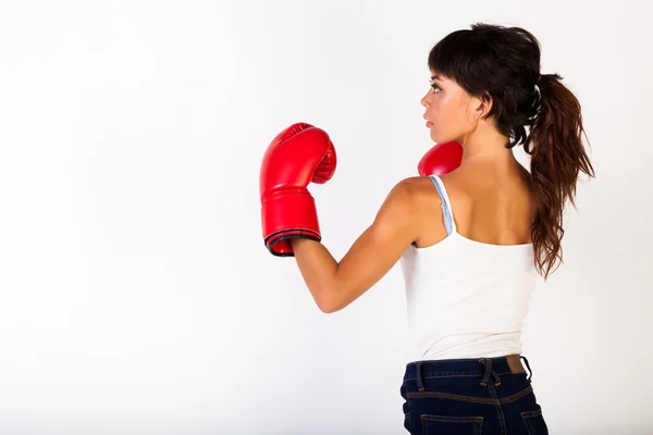 Joven hermosa mujer guardando mientras usa guantes de boxeo — Foto de Stock