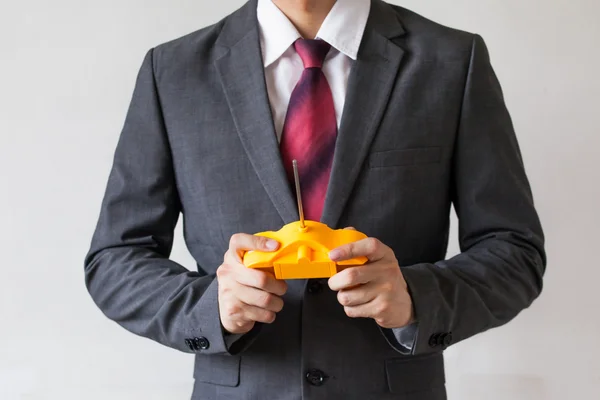 Homem de negócios segurando um joystick - manipulação, controle, conceito de entretenimento — Fotografia de Stock