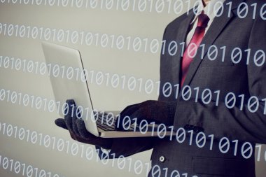 Eldivenler ve bilgisayar - dolandırıcılık, hacker, hırsızlık, siber suç kavramı kullanarak iş adamı