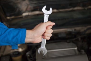 Araç bakım için onarmak için mavi teknisyen Tekdüzen gidiş adam.