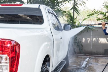 Temizleme ve yüksek basınçlı yıkayıcı ile araba yıkama insanlar