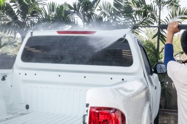 Temizleme ve yüksek basınçlı yıkayıcı ile araba yıkama insanlar