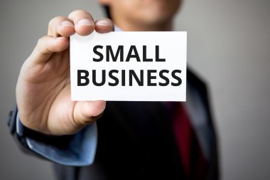 'Small Business' kelime beyaz kartı sunulması iş adamı.