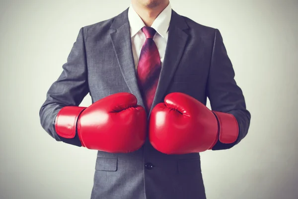 Empresario en guantes de boxeo aislados sobre fondo blanco — Foto de Stock