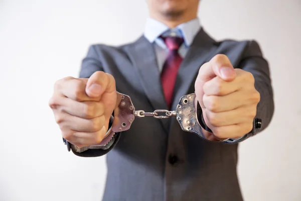 Деловой человек в наручниках - Бизнес преступник, долг, бремя концепции — стоковое фото