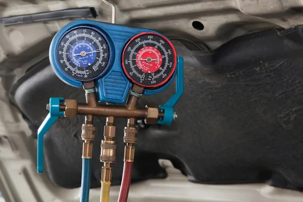 Контрольные инструменты для автомобильного кондиционирования воздуха в гараже — стоковое фото