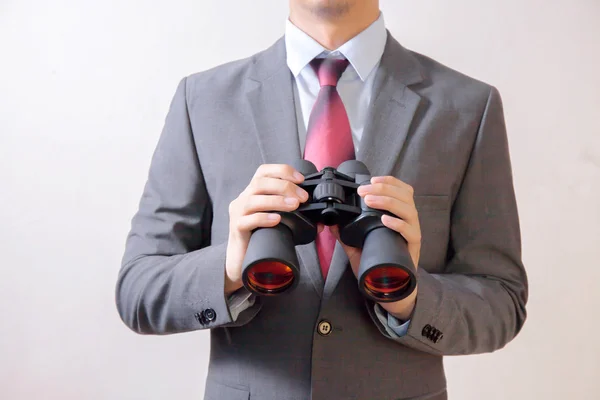 Podnikatel hledá něco s dalekohledem — Stock fotografie