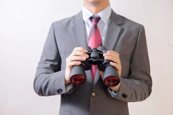 Empresario buscando algo con prismáticos —  Fotos de Stock