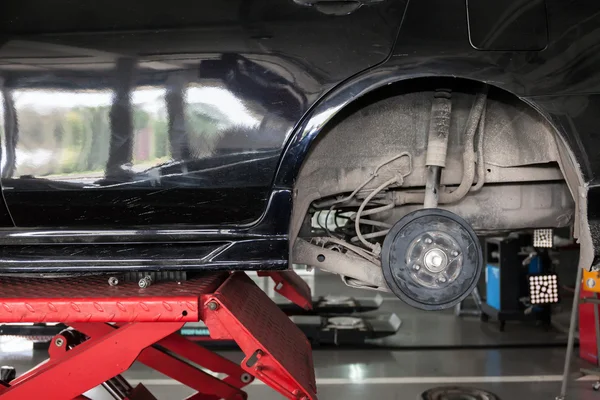 Kaldırıldı ve garaj hizmetinde yerine araba lastikleri