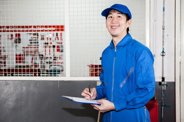 Asiático coche técnico sonriendo en el servicio de garaje — Foto de Stock