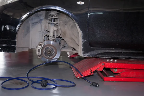 Kaldırıldı ve garaj hizmetinde yerine araba lastikleri