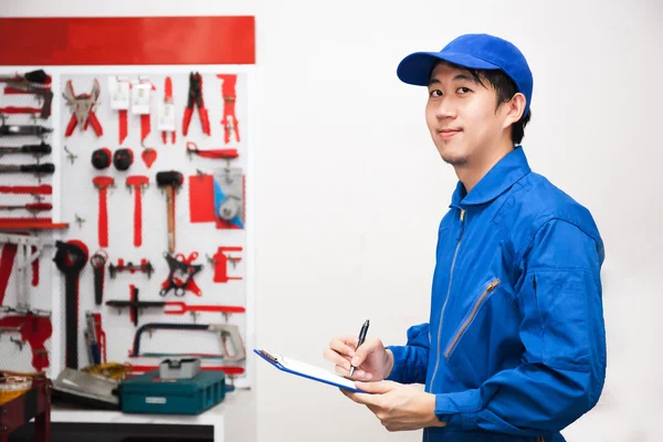 Jeune ingénieur au travail dans la salle de stockage des outils mécaniques — Photo