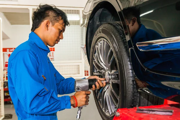 Monteur schroeven of inbus wiel van de auto bij auto service garage — Stockfoto