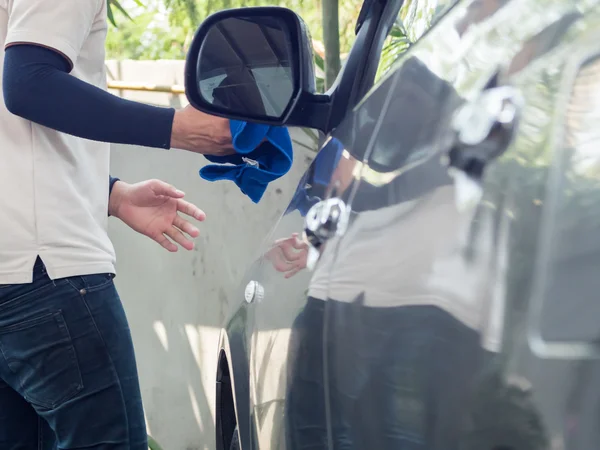 Primo piano dell'uomo che lava e pulisce un'auto lucida — Foto Stock