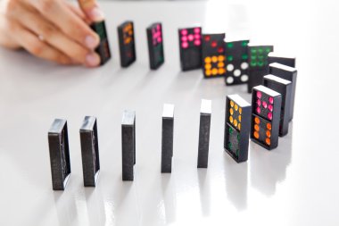 Adam ellerini parlak Resepsiyon (Domino ve bulanıklık eller odaklanmak Domino oynamak)