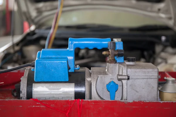 Strumenti di monitoraggio per l'aria condizionata automobilistica in garage — Foto Stock