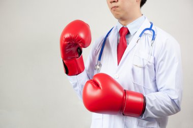 Beyaz arka planda boks eldiven giymiş doktor