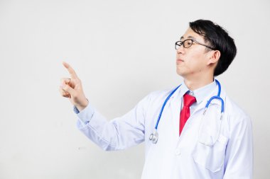 Sanal basarak bir parmak kullanarak Asya tıp doktoru değmek perde