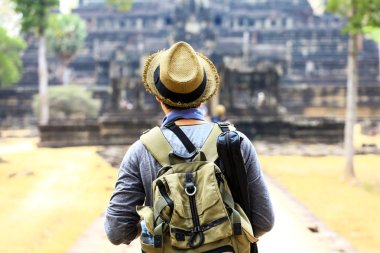 Genç Gezgin vasıl Angkor Wat, Siem Reap, Kamboçya sırt çantası ve tripod - şapka