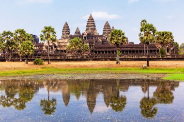 Angkor Wat ve relfection Siem Reap, Kamboçya'da göl kenarında
