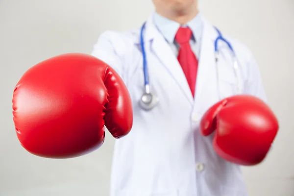Médico con guantes de boxeo en fondo blanco — Foto de Stock