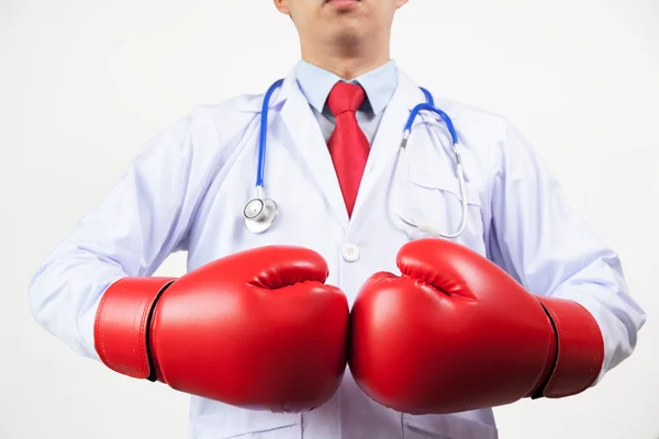 Médico con guantes de boxeo en fondo blanco: lucha contra enfermedades y conceptos —  Fotos de Stock