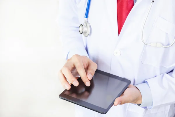 Arzt mit Tablette im weißen isolierten Hintergrund — Stockfoto