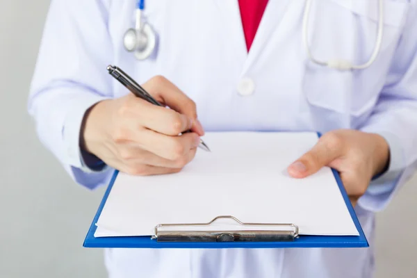 Médecin écrivant prescription sur fond blanc isolé — Photo