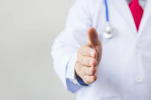 Médecin tendre la main et donner une poignée de main sur fond blanc isolé — Photo