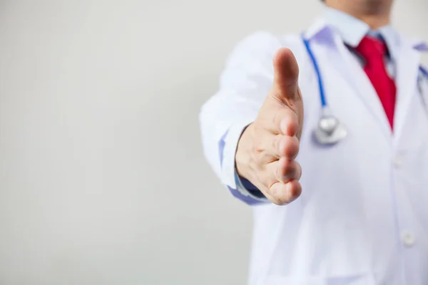 Médecin tendre la main et donner une poignée de main sur fond blanc isolé — Photo