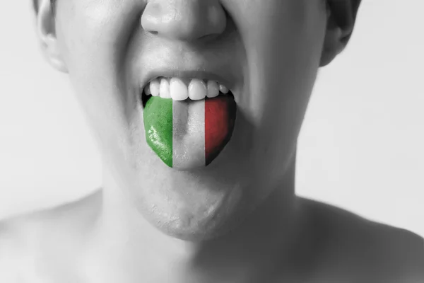 Bandeira da Itália pintada na língua de um homem - indicando a língua italiana e falando em preto e branco — Fotografia de Stock