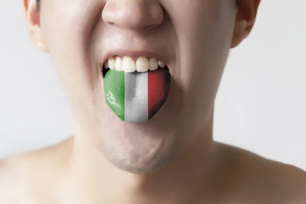 Italia bandiera dipinta in lingua di un uomo - indicante la lingua italiana e parlante — Foto Stock